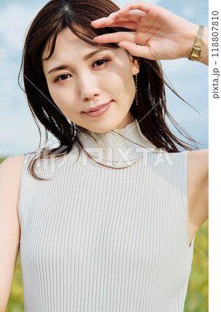 大自然の中にいる女性のポートレート 118807810