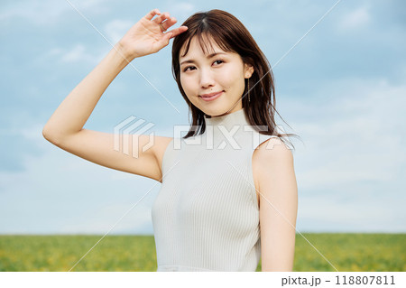 大自然の中にいる女性のポートレート 118807811