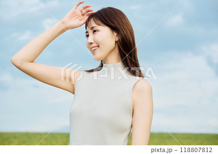 大自然の中にいる女性のポートレート 大自然の中にいる女性のポートレート 118807812