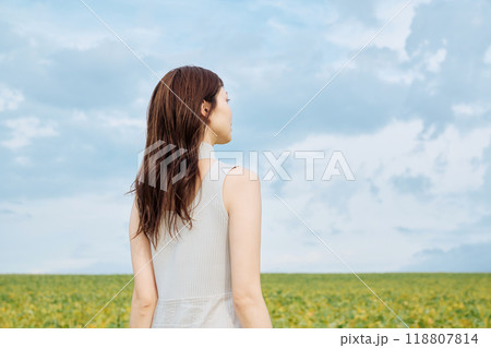大自然の中にいる女性のポートレート 大自然の中にいる女性のポートレート 118807814