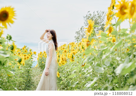 ひまわり畑の中にいる女性のポートレート 118808012