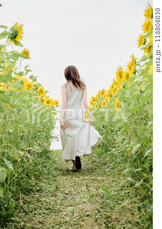 ひまわり畑の中にいる女性のポートレート ひまわり畑の中にいる女性のポートレート 118808030