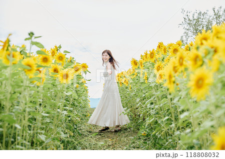 ひまわり畑の中にいる女性のポートレート 118808032
