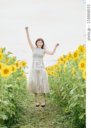 ひまわり畑の中にいる女性のポートレート 118808033