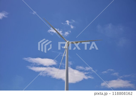 青空に映える風力発電機 118808162
