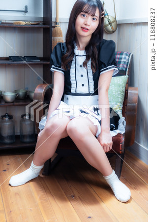 若い女性　メイドコス 118808237