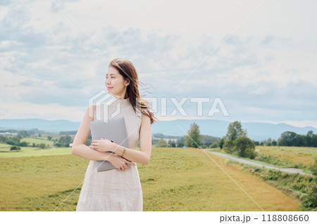 自然の中でPCを持つ女性 118808660