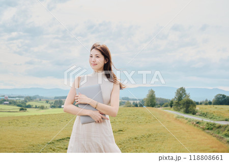 自然の中でPCを持つ女性 118808661