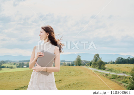 自然の中でPCを持つ女性 118808662