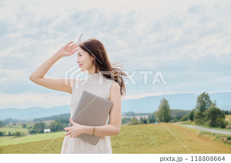 自然の中でPCを持つ女性 自然の中でPCを持つ女性 118808664
