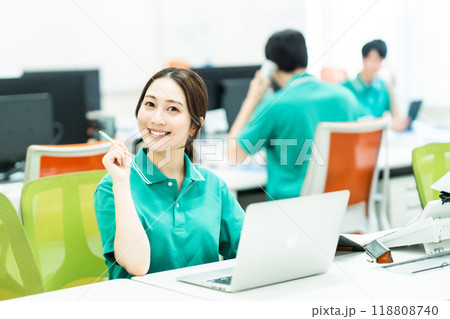 ユニフォーム姿で働く若い女性マネージャー 118808740