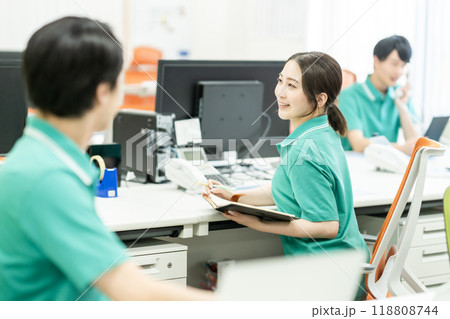 オフィスで談笑するケアマネジャー オフィスで談笑するケアマネジャー 118808744