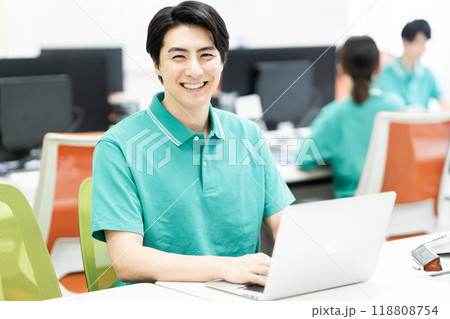 ユニフォーム姿で働く男性オフィススタッフ 118808754