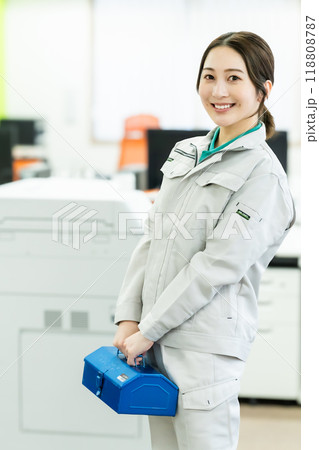 工具を持った女性エンジニア 工具を持った女性エンジニア 118808787