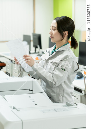 ドキュメントをデータ化する若い女性 ドキュメントをデータ化する若い女性 118808788