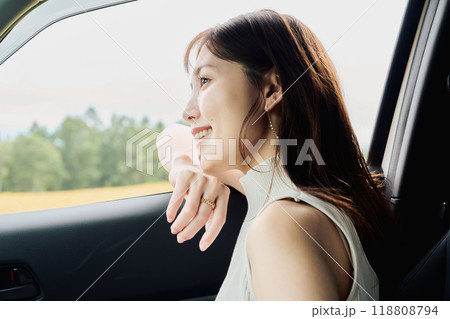 大自然を運転する女性 大自然を運転する女性 118808794