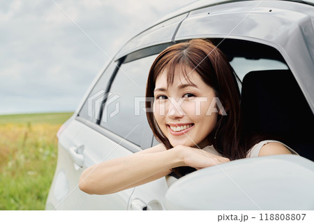 車の窓から外を眺める女性 車の窓から外を眺める女性 118808807