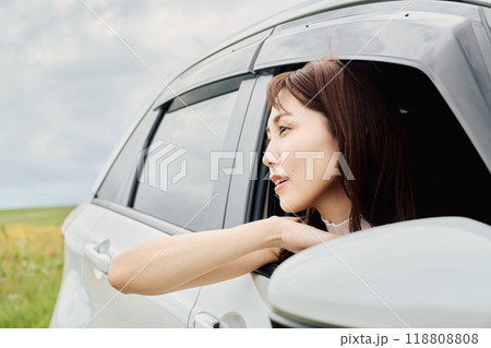 車の窓から外を眺める女性 車の窓から外を眺める女性 118808808