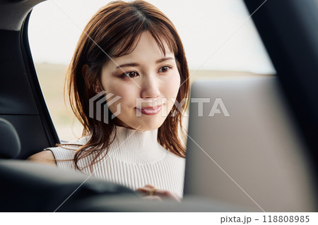 ワーケーションをする女性 118808985