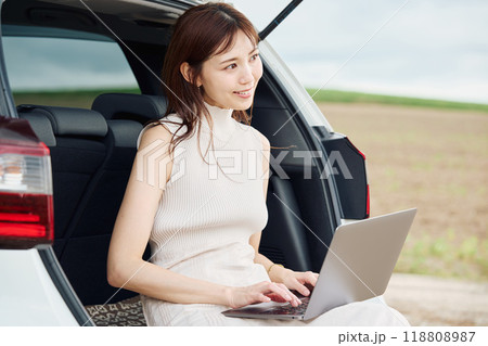 ワーケーションをする女性 118808987