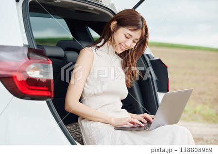 ワーケーションをする女性 118808989