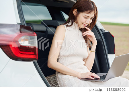 ワーケーションをする女性 118808992