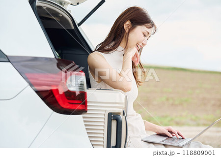 ワーケーションをする女性 118809001