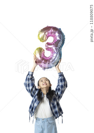 3の数字を手に持つ、小学生の女の子 118809075