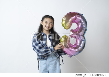 3の数字を手に持つ、小学生の女の子 118809079