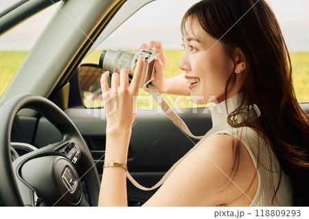 車の中から写真を撮る若い女性 118809293