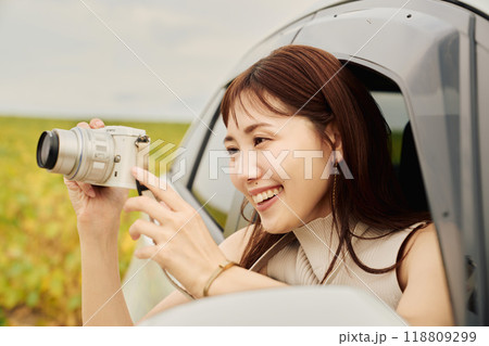 車の中から写真を撮る若い女性 118809299