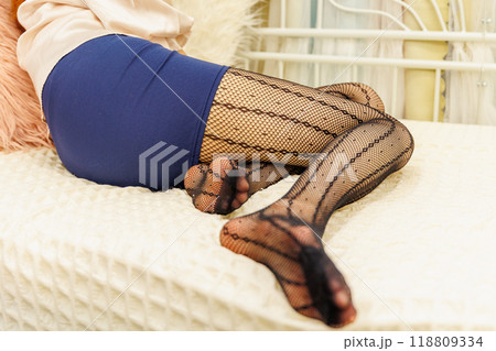 黒の網タイツをはいた女性の美脚 118809334
