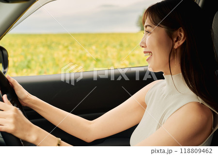 大自然を運転する女性 118809462