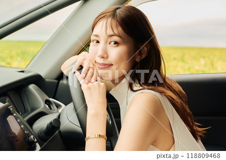 大自然を運転する女性 118809468