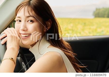 大自然を運転する女性 118809470