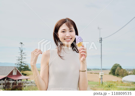 ソフトクリームを食べる女性 118809535