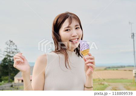 ソフトクリームを食べる女性 ソフトクリームを食べる女性 118809539