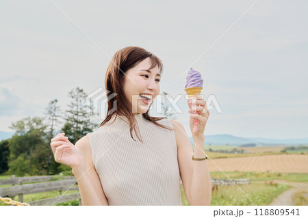 ソフトクリームを食べる女性 ソフトクリームを食べる女性 118809541