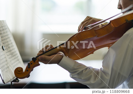 バイオリンを弾く男性の手元 118809668