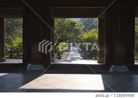 南禅寺 朝日に照らされ出来た光と影2 南禅寺 朝日に照らされ出来た光と影2 118809986