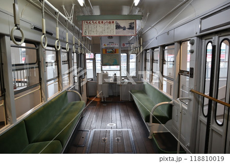 横浜市電保存館の保存路面電車の車内 118810019