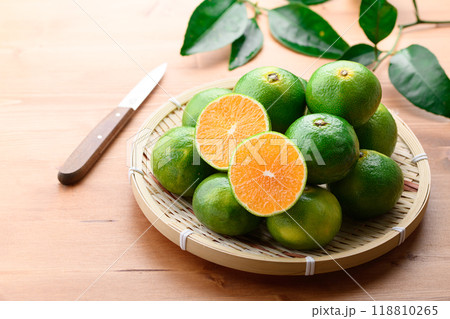 秋の味覚 早生みかん 温州みかん ( 青と黄色がまざりつつある蜜柑 )早生蜜柑 秋の味覚 早生みかん 温州みかん ( 青と黄色がまざりつつある蜜柑 )早生蜜柑 118810265