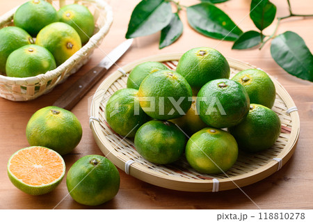 秋の味覚 早生みかん 温州みかん ( 青と黄色がまざりつつある蜜柑 ）早生蜜柑 118810278