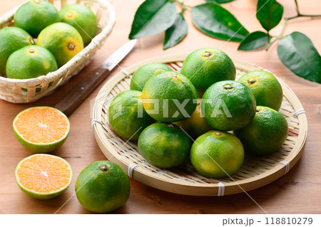 秋の味覚 早生みかん 温州みかん ( 青と黄色がまざりつつある蜜柑 ）早生蜜柑 118810279