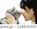 猫と触れ合うアジア人の若い美しい女性 118810350