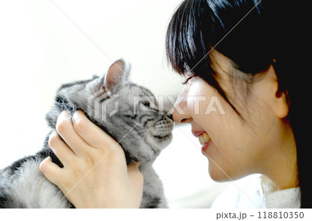 猫と触れ合うアジア人の若い美しい女性 猫と触れ合うアジア人の若い美しい女性 118810350