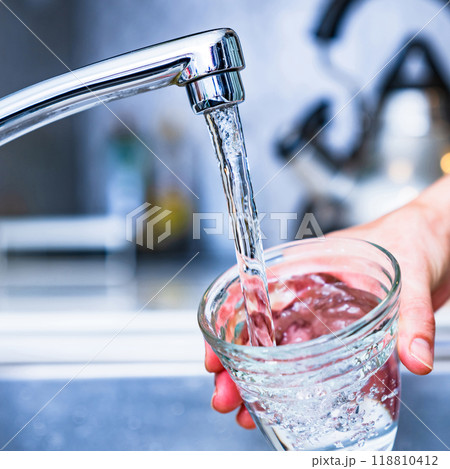 PFAS ： 有機フッ素化合物 が 水道水 中に 検出 ？ 【 水質 の 社会問題 の イメージ 】 118810412