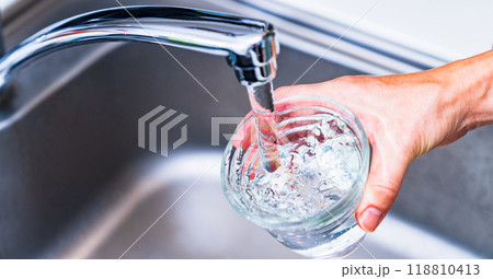 PFAS ： 有機フッ素化合物 が 水道水 中に 検出 ？ 【 水質 の 社会問題 の イメージ 】 118810413