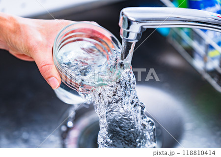 PFAS ： 有機フッ素化合物 が 水道水 中に 検出 ？ 【 水質 の 社会問題 の イメージ 】 118810414