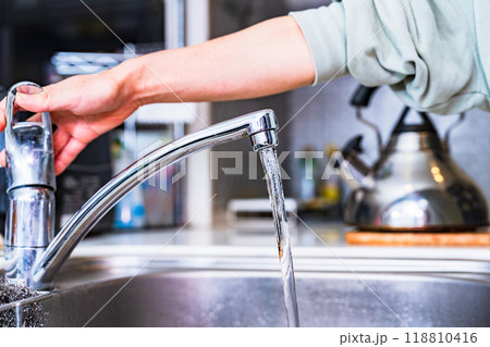 PFAS : 有機フッ素化合物 が 水道水 中に 検出 ? 【 水質 の 社会問題 の イメージ 】 PFAS : 有機フッ素化合物 が 水道水 中に 検出 ? 【 水質 の 社会問題 の イメージ 】 118810416